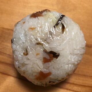 新じゃがと梅干し、塩こんぶのおむすび